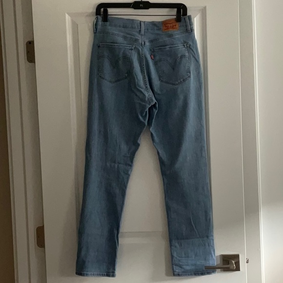 EUC Levi’s Straight Leg Jeans - Picture 3 of 5